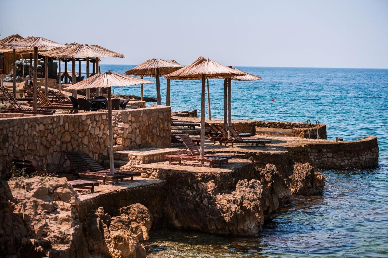 David Lux Beach Rooms Добра вода Екстериор снимка