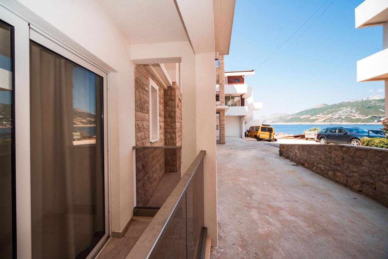 David Lux Beach Rooms Добра вода Екстериор снимка