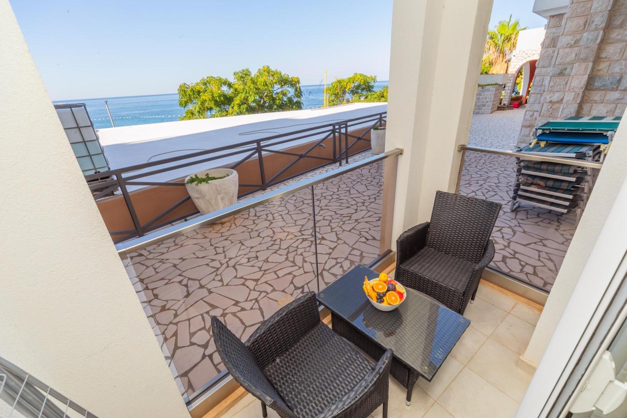 David Lux Beach Rooms Добра вода Екстериор снимка