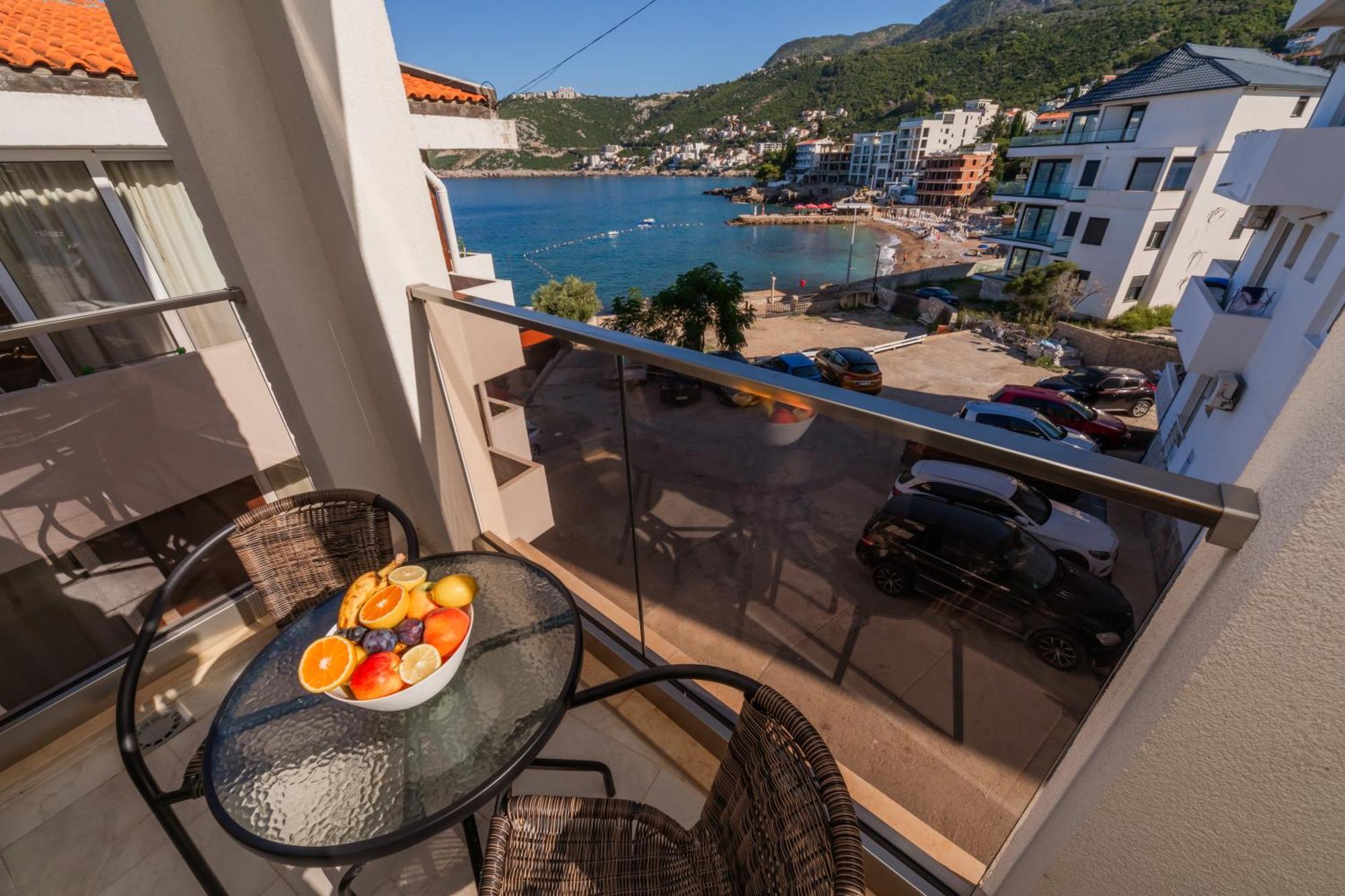 David Lux Beach Rooms Добра вода Екстериор снимка